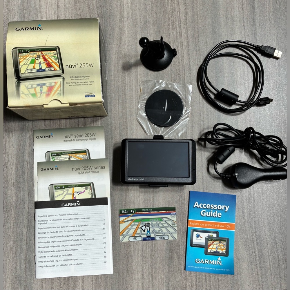 Garmin nüvi 255W GPS Navigator with Accessories